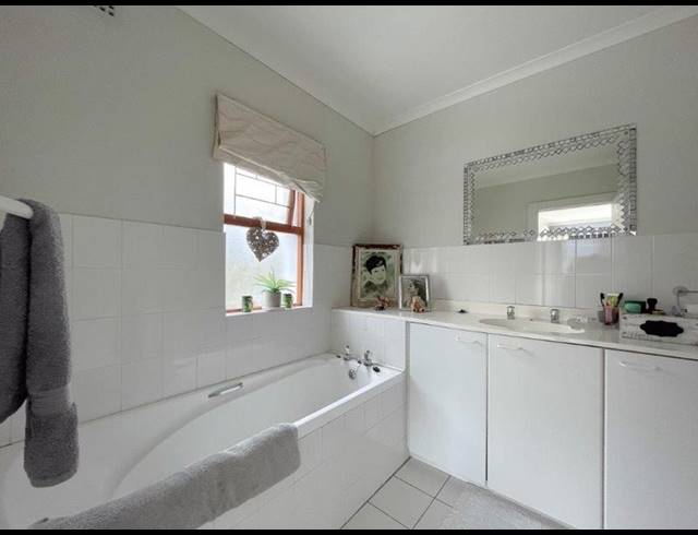 3 BEDROOM TOWNHOUSE FOR SALE IN HOUT BAY CENTRAL
